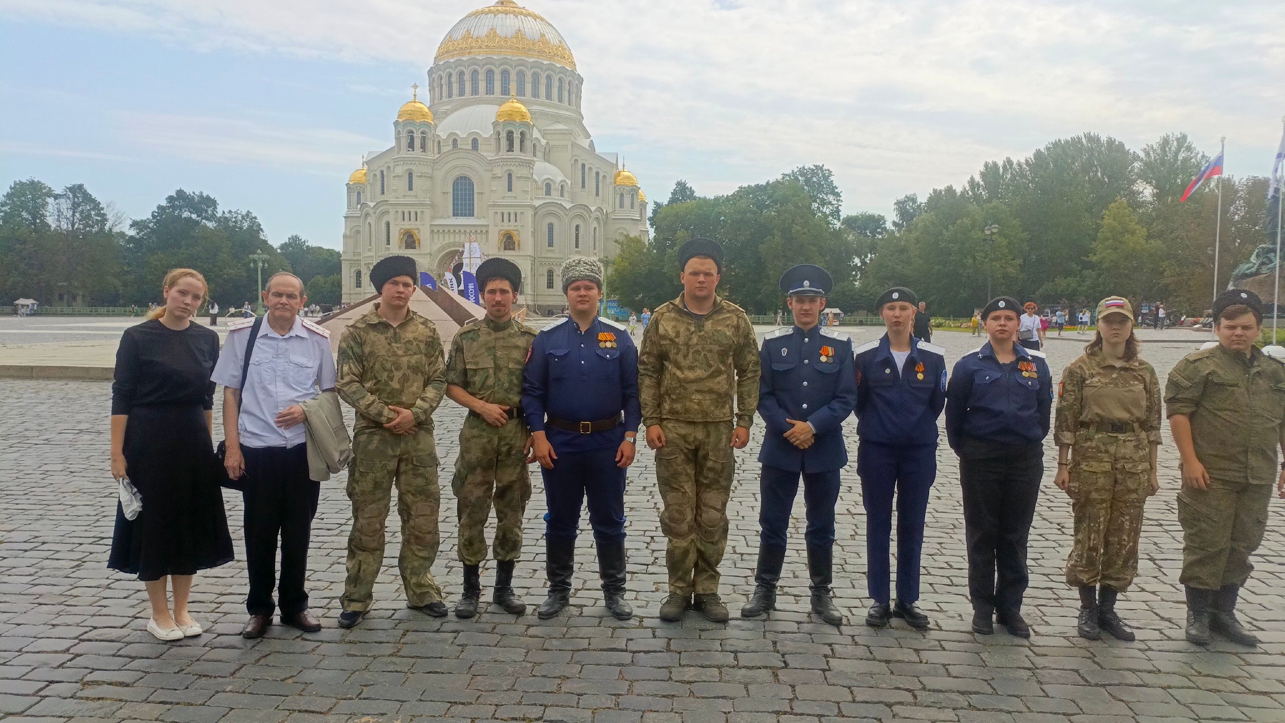 Балтийская молодёжная сотня у мемориала в Кронштадте